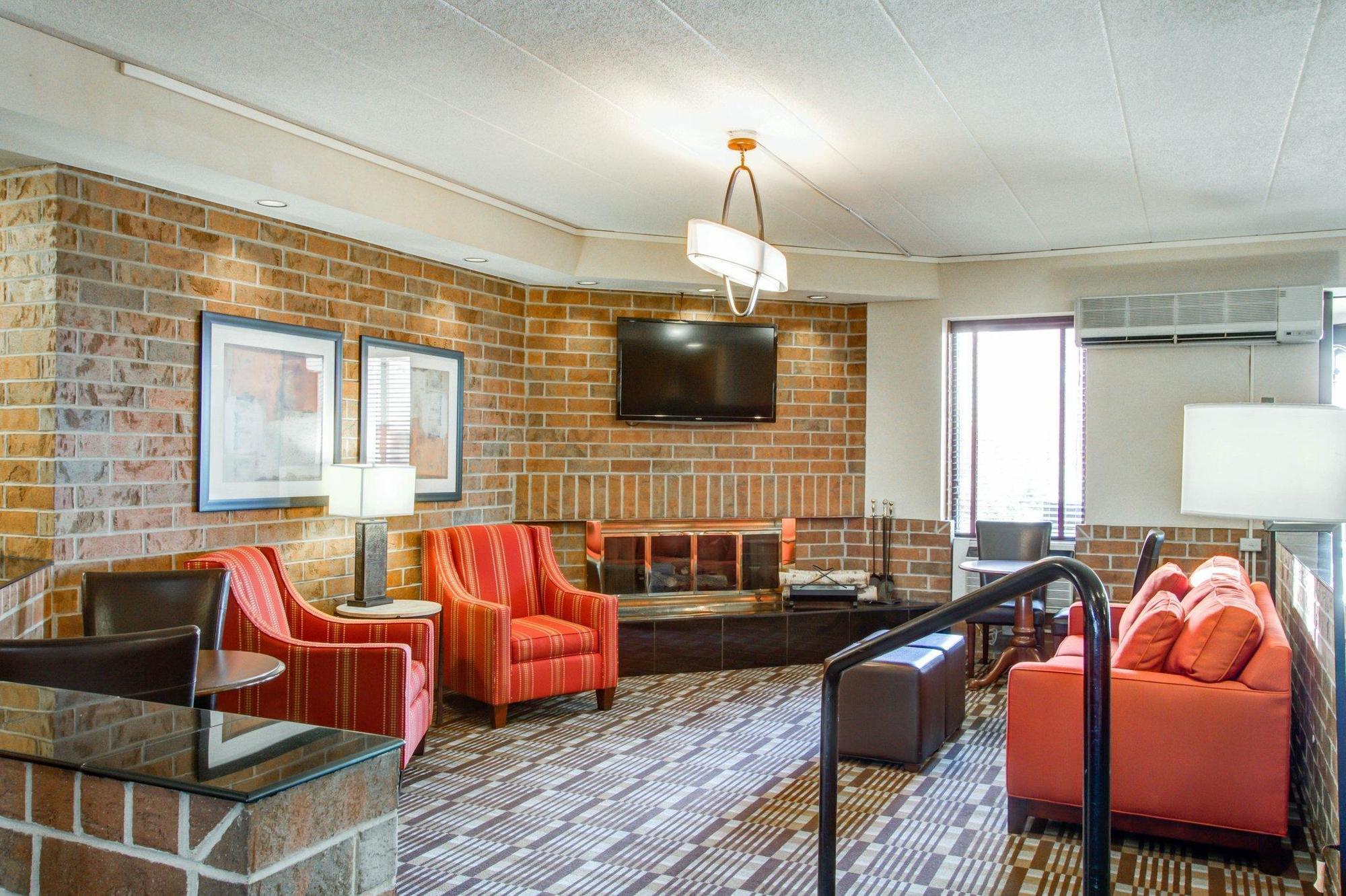 Comfort Grand Rapids Airport 2*